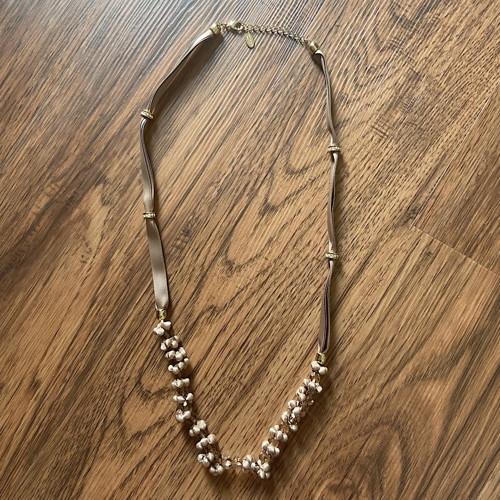 Ann Taylor Factory Womens Bead Necklace 15$